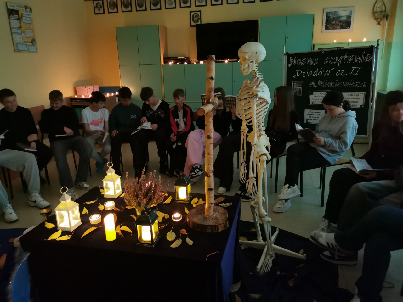 Nocne czytanie „Dziadów cz.II” – Międzynarodowy Miesiąc Bibliotek Szkolnych